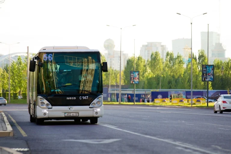 Астанада автобустун айдоочусунун бетине калемпир чачты